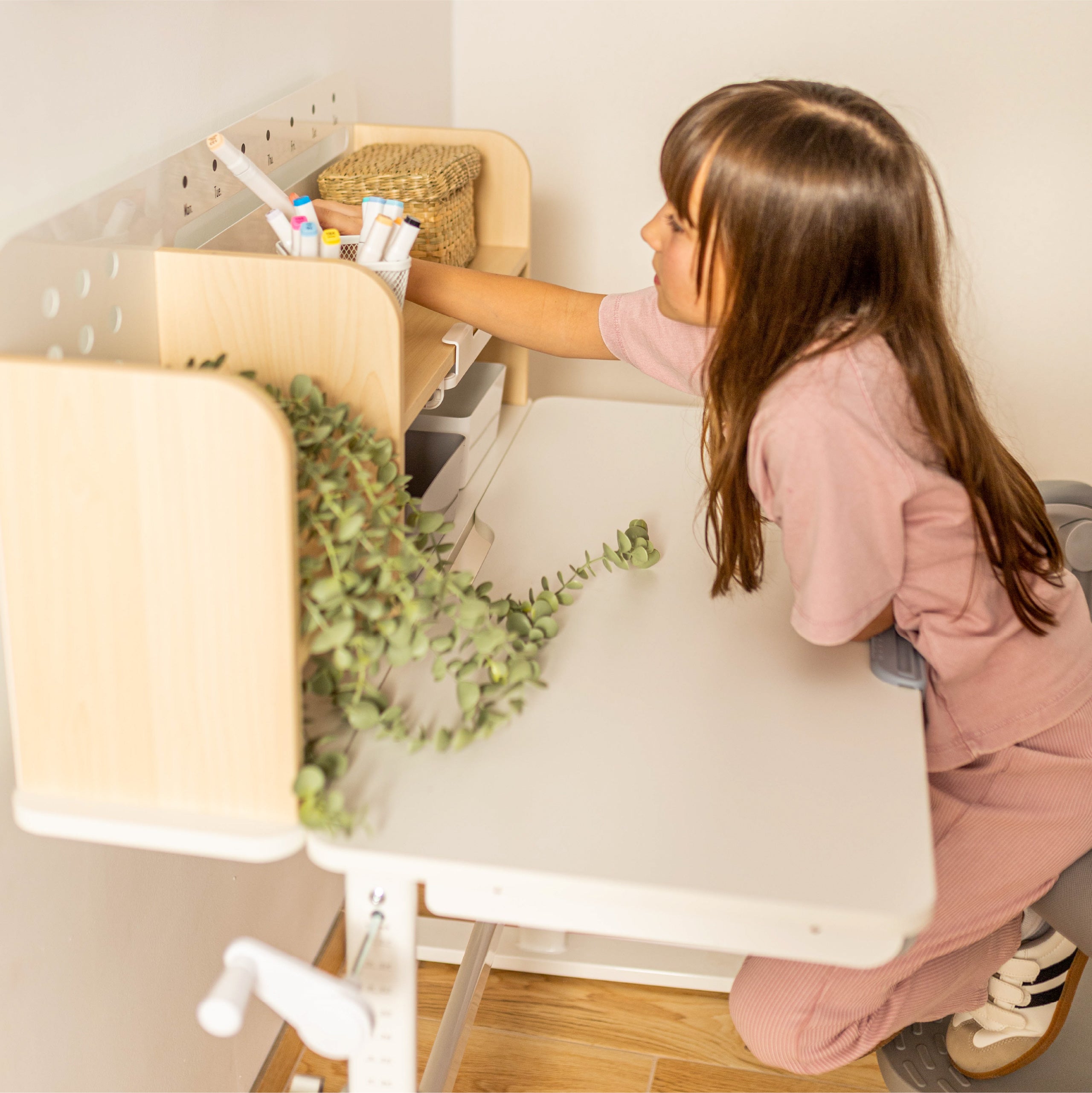 Escritorio ergonómico para niños Mark Adler Study 5.0 Wood 90 cm